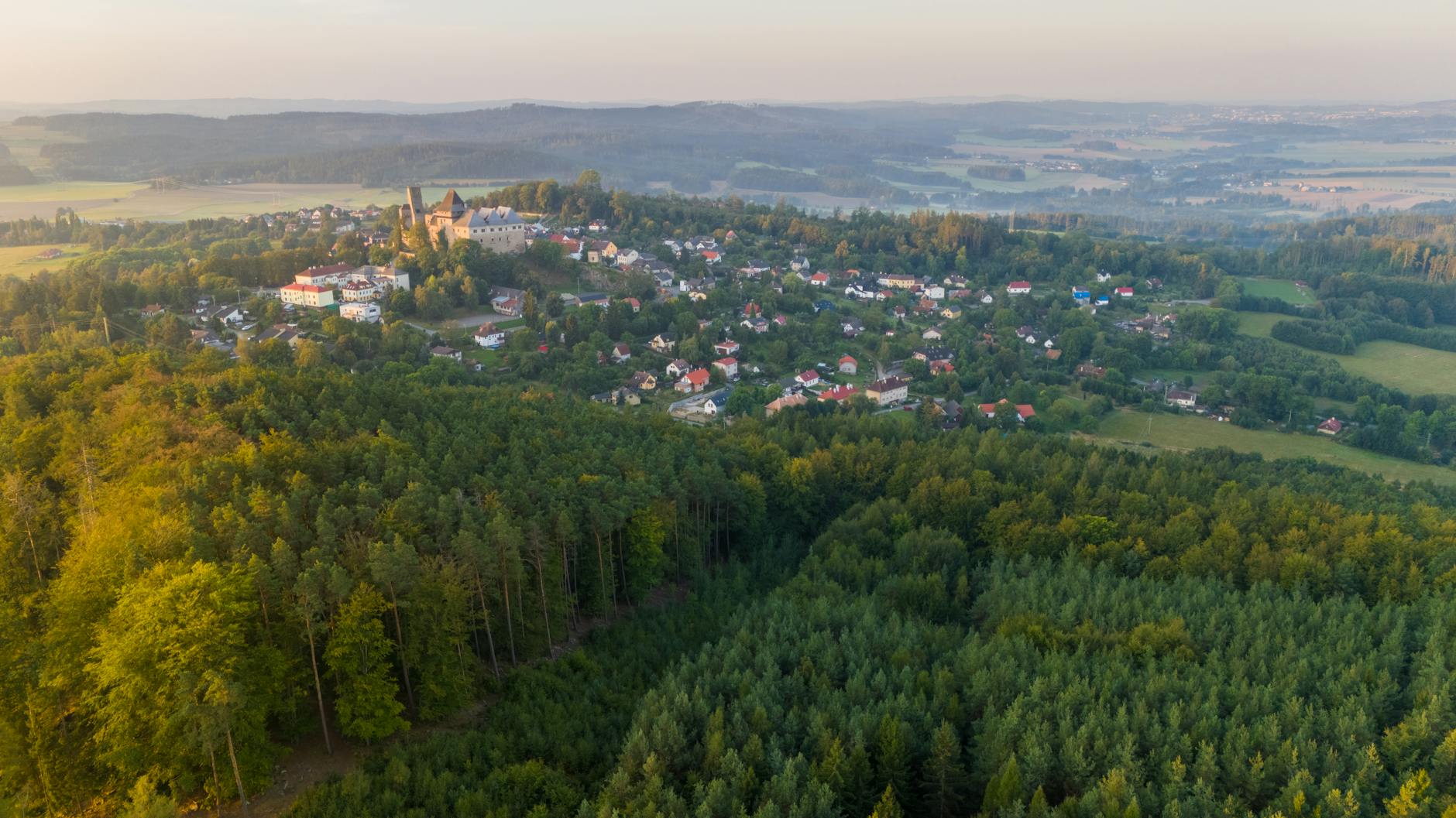 Widok na uzdrowisko Świeradów-Zdrój z charakterystyczną architekturą i otaczającymi go górami.